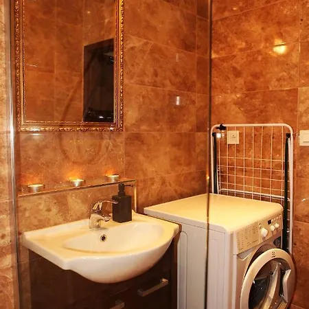 Center In Middle Of 公寓