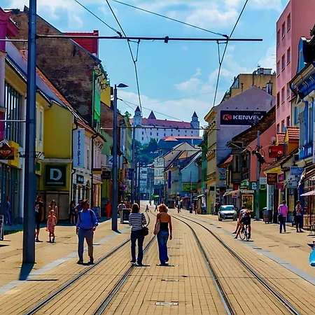 Center In Middle Of 公寓